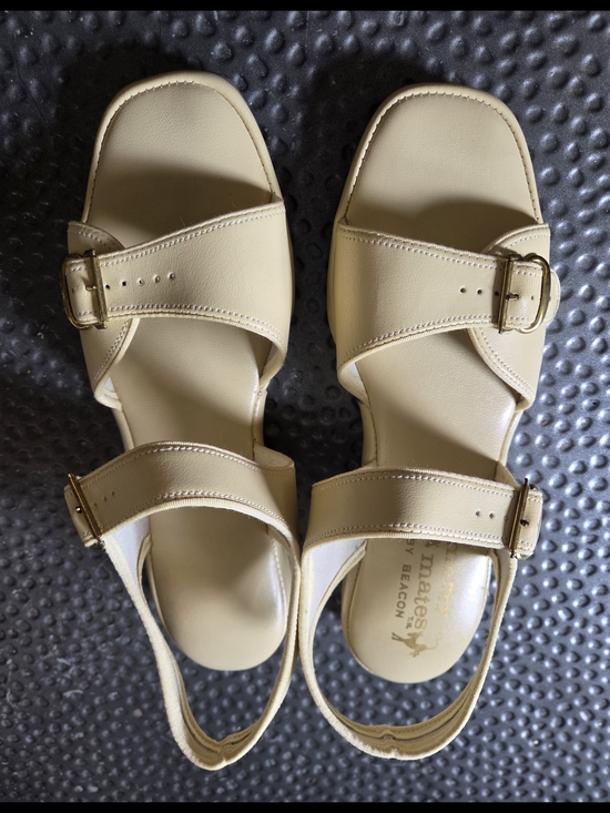 Beacon Shoes - Vintage merry mates By Beacon Women's Cream Slingback Sandals with Buckle Detail